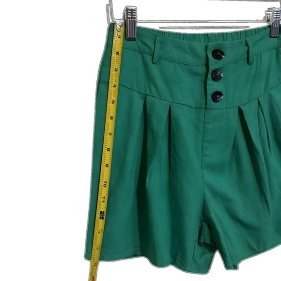 Small Size Women's Green Shorts‎ - Picture 6 of 9